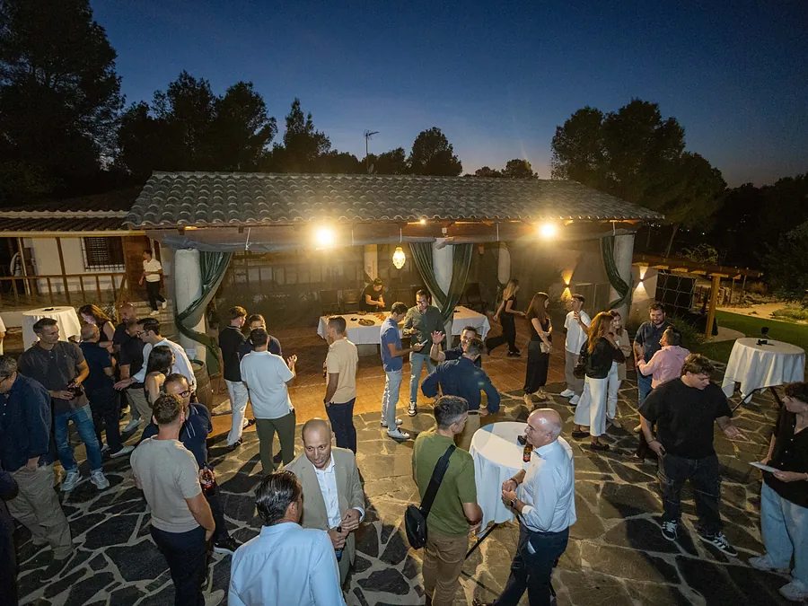 Cóctel en la terraza de Dasos Finca al anochecer